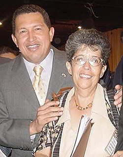 Victoria Elena Otero de Chacín junto al Presidente Chávez el 19-11-2002, unos de los años más difíciles de la revolución, en el Palacio de Miraflores luego de la firma del Convenio Porcino.