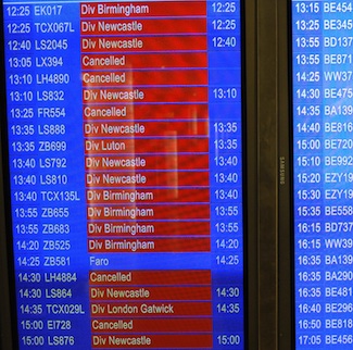 Los aeropuertos británicos han vuelto a sufrir este lunes los efectos de la nube de cenizas.