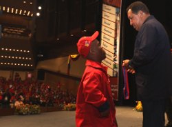 El Presidente Chávez entrega condecoración a un trabajador durante un Acto Día del Trabajador.
