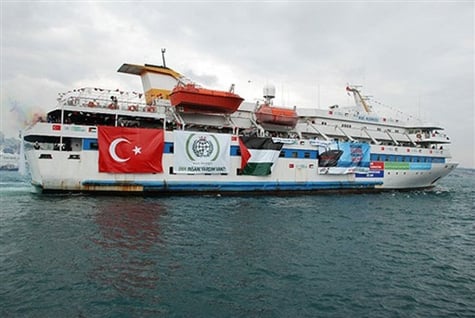 Embarcación con banderas de Turquía y Palestina y con pancartas de activistas humanitarios de Free Gaza