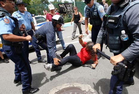 Incidente con una manifestante en el portón de la avenida Ponce de León.
