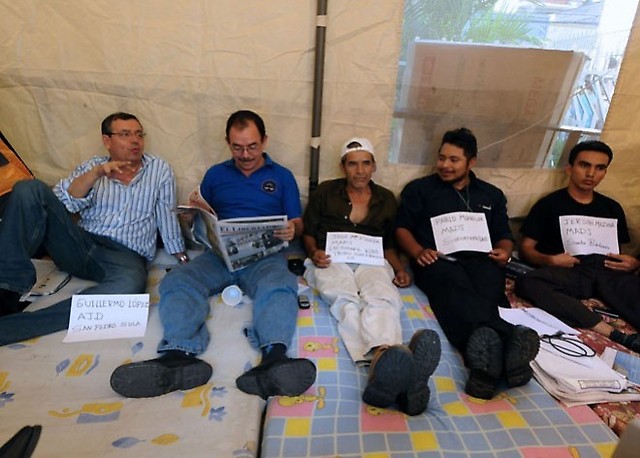 Protestan por el despido de colegas que se opusieron al golpe contra Zelaya