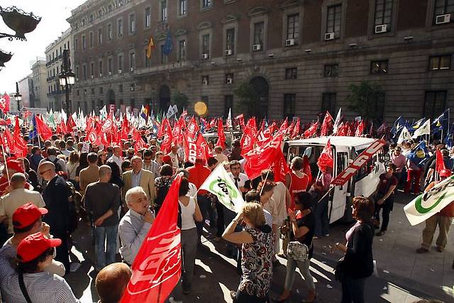 En España miles protestan por rebajas de sus salarios.