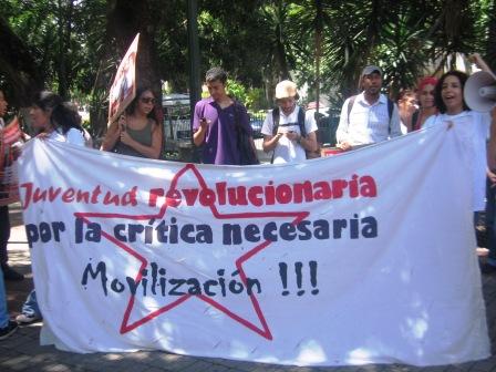 Una de las pancartas reivindica la necesidad de la crítica necesaria y de la movilización por parte de la juventud revolucionaria.