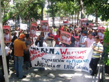 La concentración en la Plaza Morelos, frente a la Defensoría.