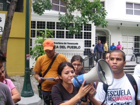 Lilian, hermana de Williams Sanguino, habla frente a la Defensoría del Pueblo