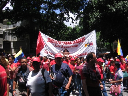 Una segunda marcha con Consejos de Trabajadores accede al lugar desde la Av. Libertador