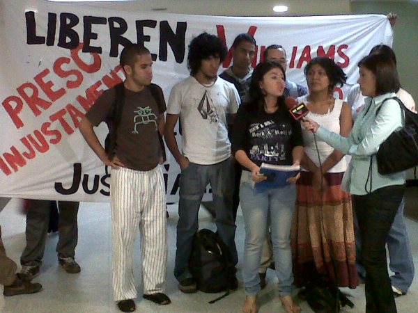 Lilian Sanguino acompañada de estudiantes de varias universidades durante declaraciones a VTV