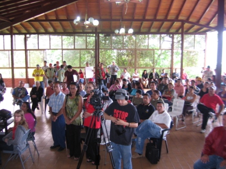 Vista general del público asistente al foro en la UBV del Táchira, con los padres de Williams Sanguino presentes