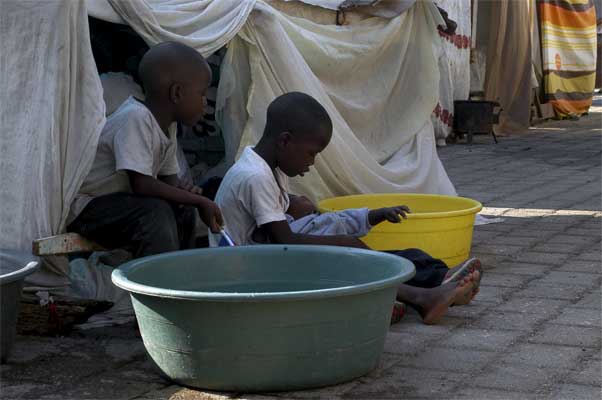 Niños en un refugio para damnificados en Puerto Príncipe