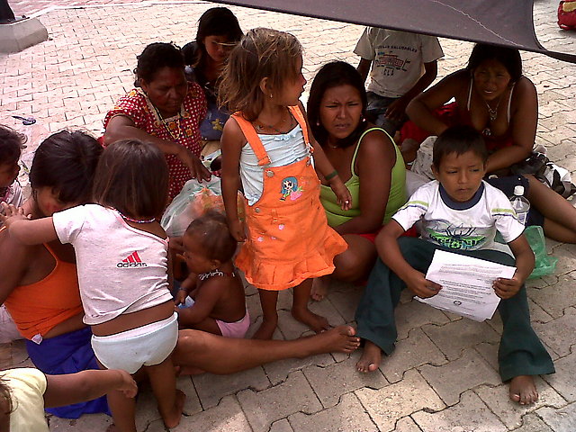 La comunidad yukpa se vino a las puertas del TSJ con sus hijos pequeños y pernoctan ahí esperando la respuesta debida