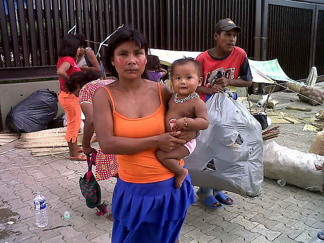 Con su bebé en brazos, una indígena Yukpa, frente al TSJ, en lucha por justicia para su pueblo. Sería el peor de los gestos mantenerlos sin respuesta en estas condiciones. Se vinieron con algunas artesanías y pocos enseres. Dependen de la solidaridad para alimentarse.