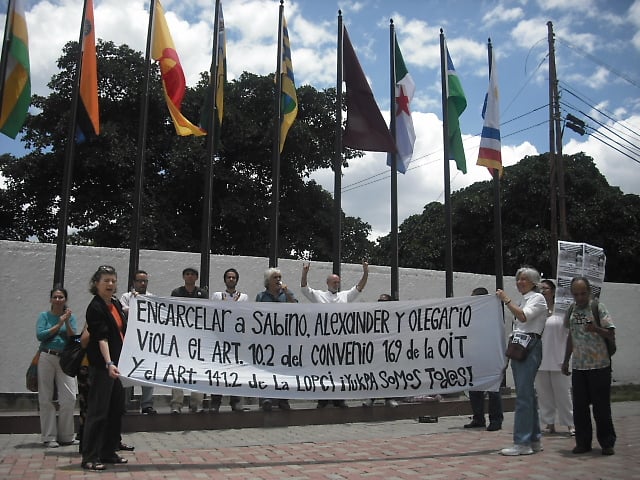 Un grupo de revolucionarios se dieron cita frente al TSJ para manifestar su solidaridad con los Caciques Yukpas detenidos