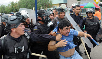 Las autoridades policiales desalojaron a los profesores que reclamaban el pago justo de la deuda que aún mantiene Porfirio Lobo.