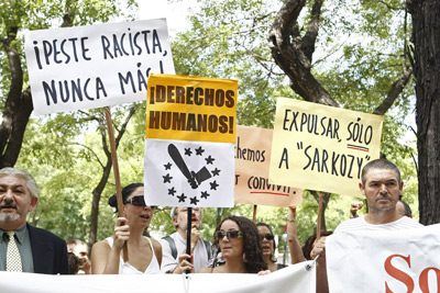 Miembros del Movimiento Asociativo Gitano de Madrid y el Movimiento contra la Intolerancia se concentraron esta mañana en Madrid.