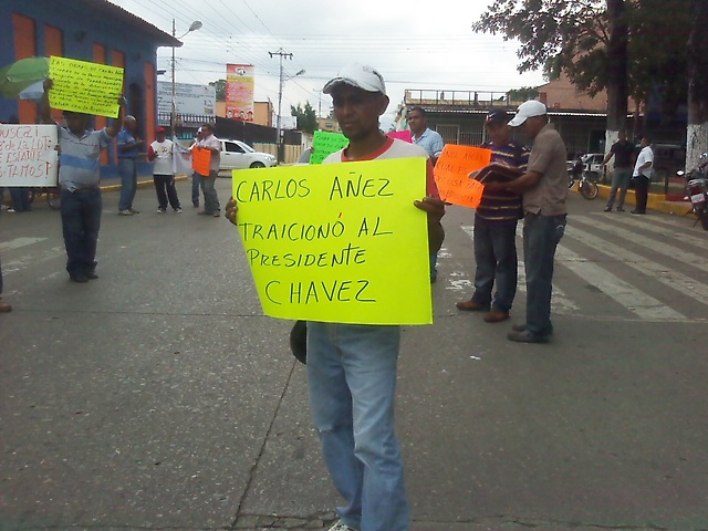 Gráficas de la protesta ayer 14 de septiembre en Tinaquillo estado Cojedes, los compatriotas manifiestan que el alcalde traciona al presidente Chávez
