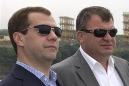 El presidente ruso Dmitri Medvedev (I) y el ministro de Defensa, Anatoly Serdyukov