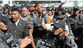 Policía y Fuerza Aérea intentan dar golpe de estado en Ecuador