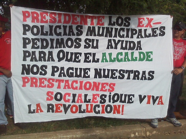 Mega pancarta de los compatriotas ex-policias exigiendo pagos atrasados de mas de 8 meses al alcalde Carlos Añez de Tinaquillo