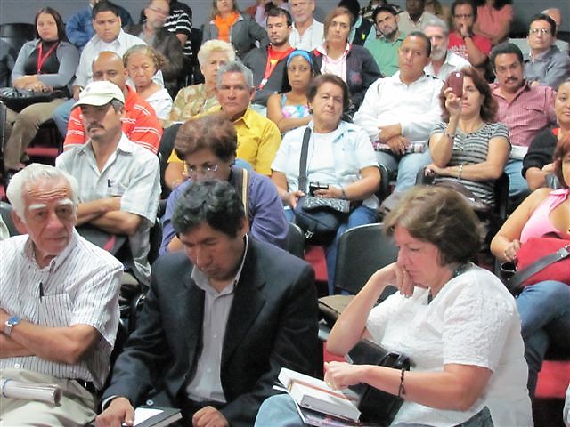 La Ministra Maria Elisa Osorio entre los asistentes
