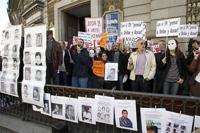 Protestas ante el Casino de Madrid por la entrega del premio "La puerta del recuerdo" a Aznar y a Uribe.
