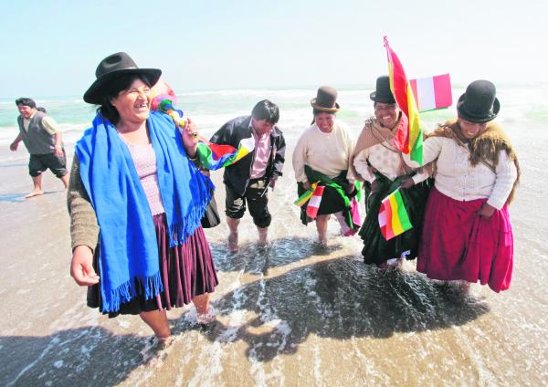 Varias mujeres del Altiplano mojaron sus pies en el mar durante el relanzamiento de Boliviamar.