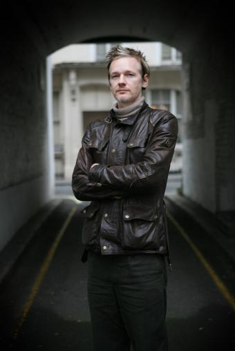Julian Assange, en un callejón al norte de Londres, el día de la entrevista que mantuvo con EL PAÍS.-