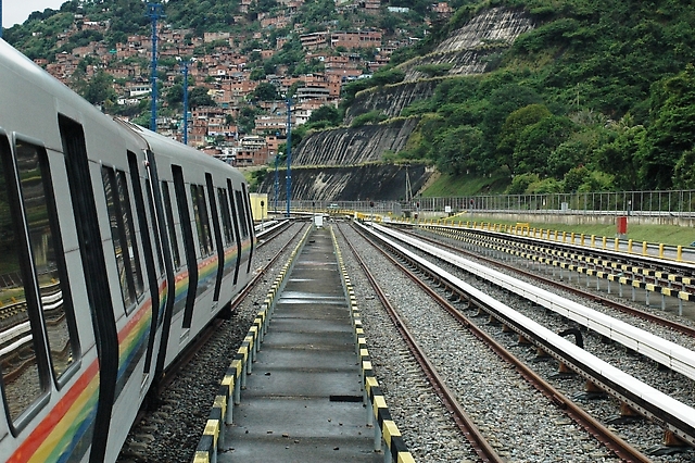 Los nuevos componentes del sistema de control de trenes son instalados en las vías de pruebas del Metro.