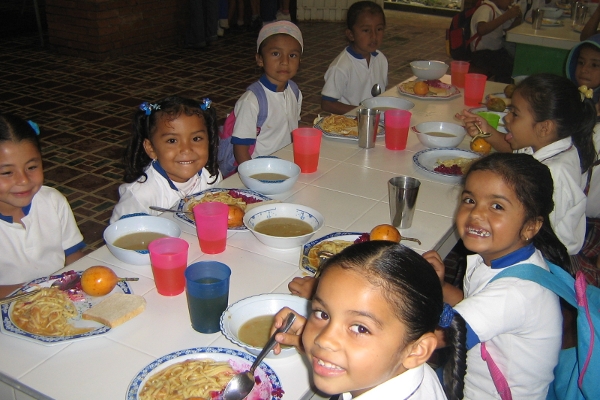 Más de 4 millones de escolares se benefician del Programa de Alimentación Escolar.