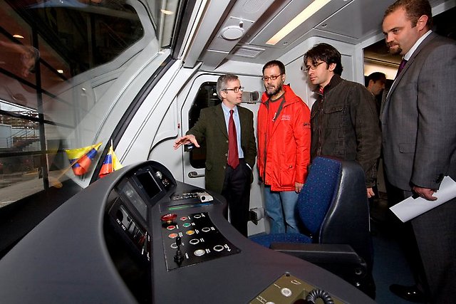 Comisión inspeccionando la cabina de mando de los nuevos trenes