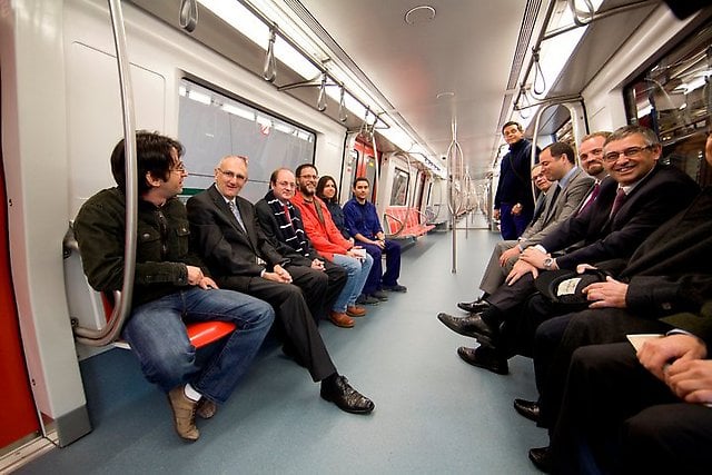 Comisión disfrutando de la comodidad de los vagones de los nuevos trenes del Metro de Caracas