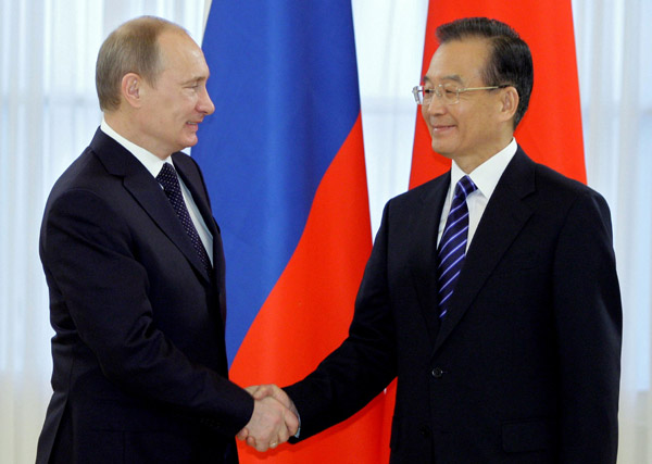 Putin y Wen Jiabao estrechan sus manos durante la visita de este último a St. Petersburgo
