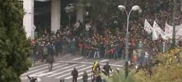 Manifestantes se enfrentan a la policía en las calles de Atenas