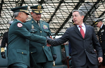 El entonces presidente colombiano, Álvaro Uribe, saluda al comandante del Ejército, general Óscar González, en una ceremonia en 2008.