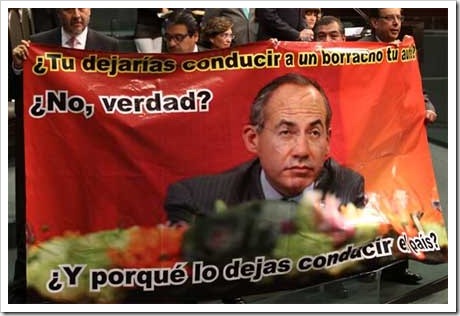 Aristegui comentó un hecho: Un cartel que habla del presunto alcoholismo de Felipe Calderón. Por eso la botaron