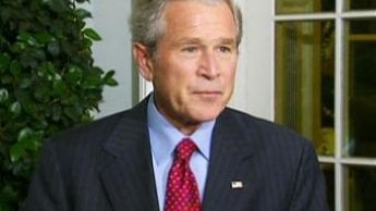 Ex presidente Bush cancela viaje a Suiza "evitando las esposas"
