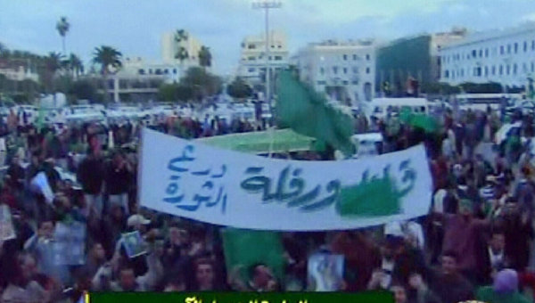 Imagen de la televisión libia de manifestación pacífica en Trípoli