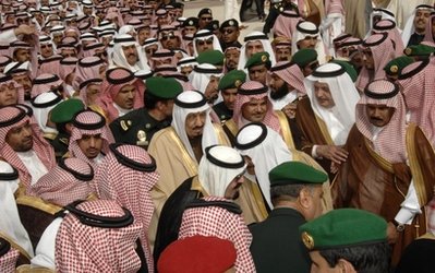 El rey Abdullah (al centro de la foto vestido de negro) a su llegada al país el pasado 23