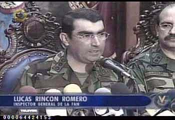 Momento en el cual el General Lucas Rincón anunciaba la supuesta renuncia de Comandante Chávez