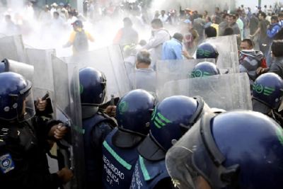 Con gases lacrimógenos, cuerpo antidisturbio reprimió la protesta de los electricistas.