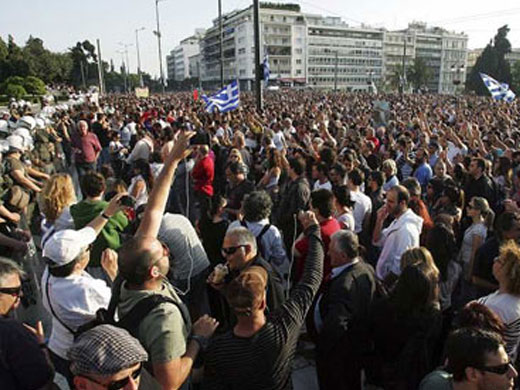 Griegos indignados se reúnen en la Plaza Sintagma