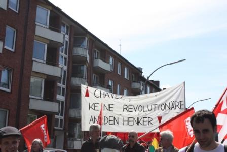 Vista parcial de la marcha en Hamburgo, con la pancarta referida a la deportación de JPB