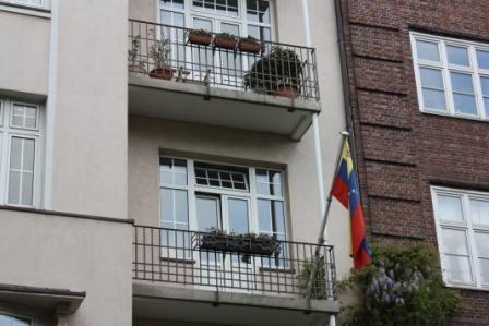 Fachada del Consulado de la República Bolivariana de Venezuela en Hamburgo, Alemania, con la bandera venezolana