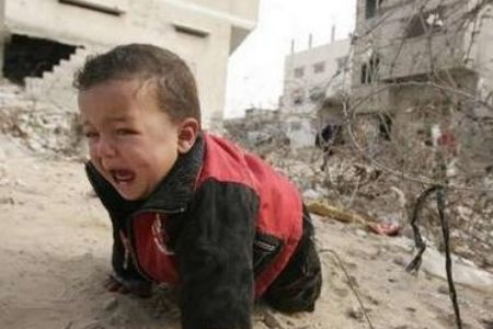Niño entre las ruinas de Gaza