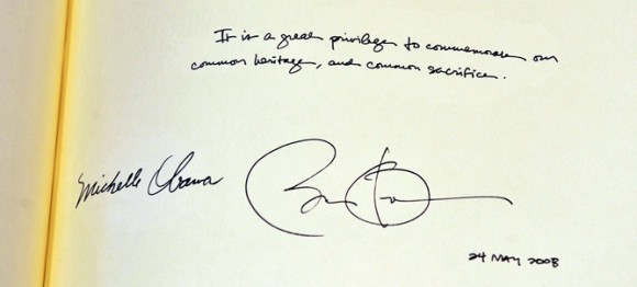 El presidente norteamericano firma en el libro de visitas de la Abadía de Westminster con fecha 2008-