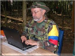 Raúl Reyes con su computadora "que sobrevivió completamente ilesa a un bombardeo"