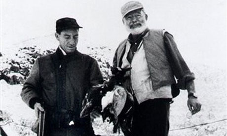 Ernest Hemingway y su amigo y colaborador AE Hotchner