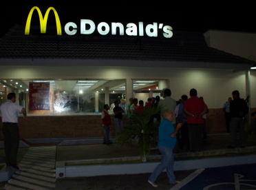 Trabajadores de McDonald en Barinas mantienen la protesta