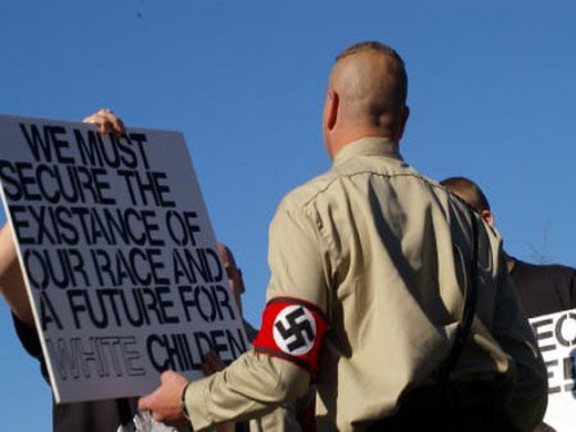 los grupos neonazis y de odio racial florecen en la era de Obama