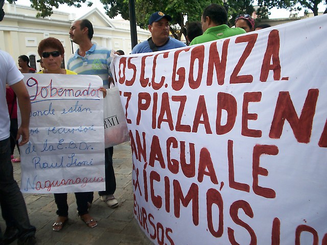 Consejos comunales de Naguanagua se unieron a la protesta en exigencia de ejecución de obra escolar.